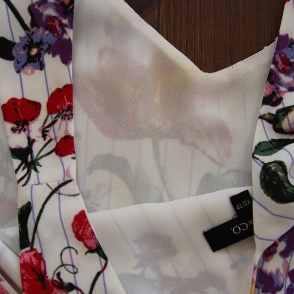 Sleeveless V-Neck Blouse - Picture 5 of 5